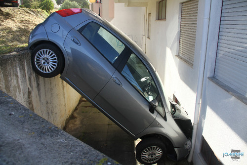 Acidente de carro caiu num buraco (Figueira da Foz