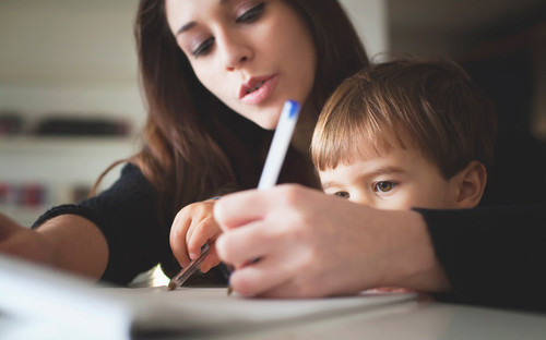 Mãe e filho a fazer trabalhos de casa