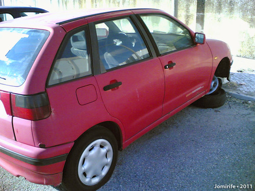 Carro abandonado num estacionamento pede ajuda (2)