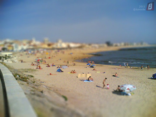 Efeito Miniatura: Pessoas na praia da Fig.Foz