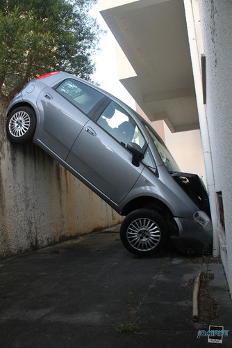 Acidente de carro caiu num buraco (Figueira da Foz