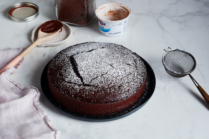 o bolo de chocolate mais fácil do mundo nem sequer precisa de pesar os