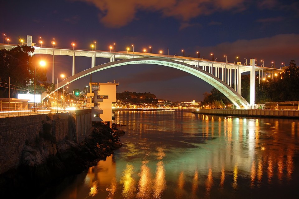 Ponte_da_Arrábida_by_António_Amen_-_noite.jpg