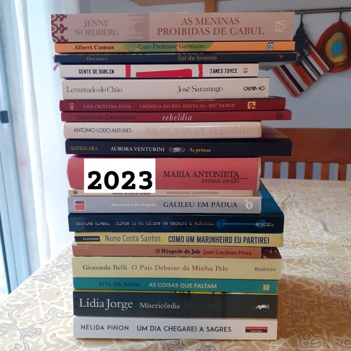 2023_pilha de livros.jpg
