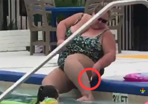 HD Mulher apanhada a depilar as pernas numa piscin