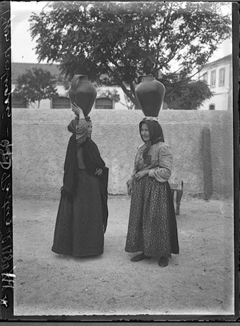 Vizinhas de bilha à cabeça, Portugal (C. Chusseau-Flaviens, c.1910)