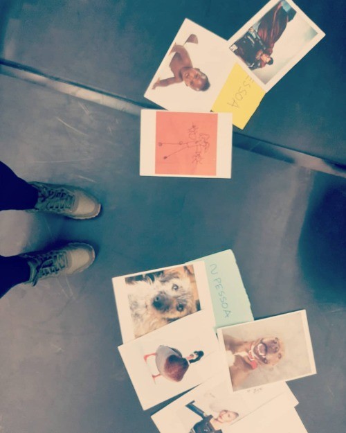 fotografia tirada ao chão, onde se vê os pés da pessoa que tira a fotografia e as imagens usadas numa oficina de filosofia fotografia tirada ao chão, onde se vê os pés da pessoa que tira a fotografia e as imagens usadas numa oficina de filosofia