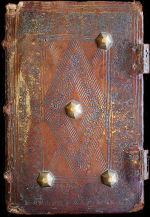 Livro onde está guardado o Foral de Cernache. AHM