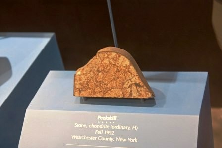1024px-Peekskill_meteorite_in_Museum_of_Natural_Hi 1024px-Peekskill_meteorite_in_Museum_of_Natural_Hi
