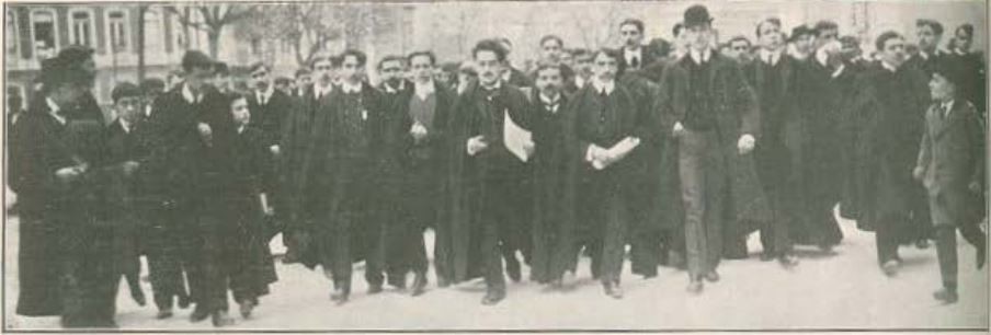 estudantes a chegada as cortes em lisboa.JPG