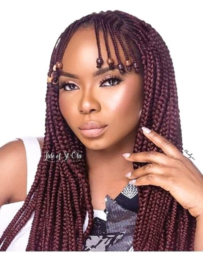 Tranças coloridas feitas com mechas