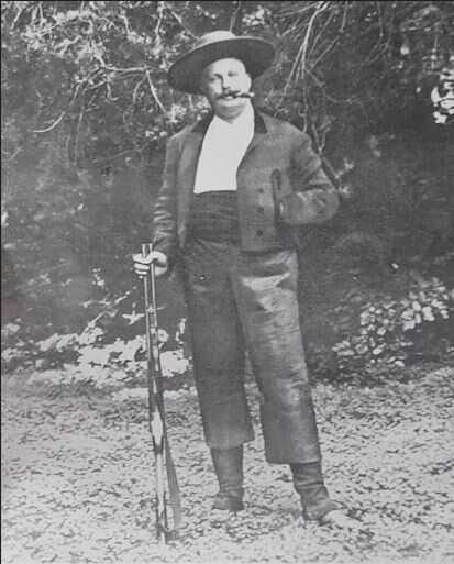 d carlos à alentejano, com arma.JPG