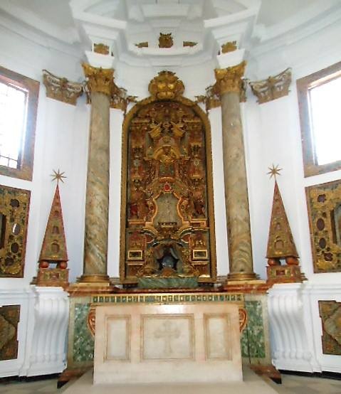 Igreja de Santa Cruz. Santuário 01.jpg