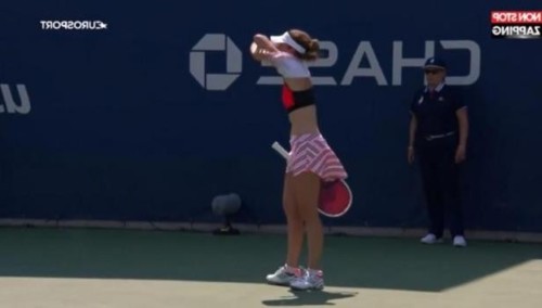 us-open-la-francaise-alize-cornet-enleve-son-haut-