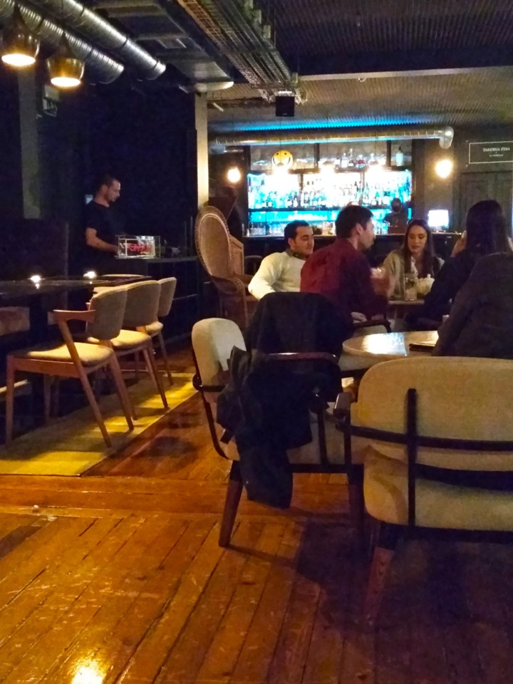 Le Consulat: Arts and Drinks