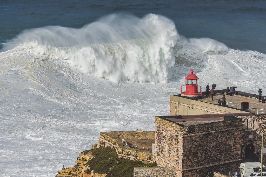 Praia_do_Norte,_Nazaré,_Portugal_(33830450815).jp Praia_do_Norte,_Nazaré,_Portugal_(33830450815).jp