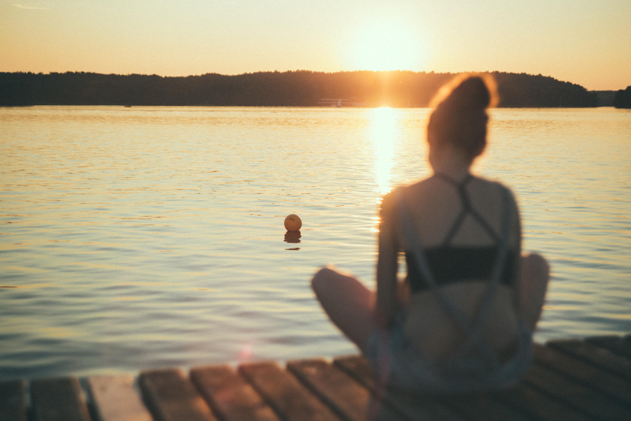 girl_sitting_on_pier_blurred.jpg