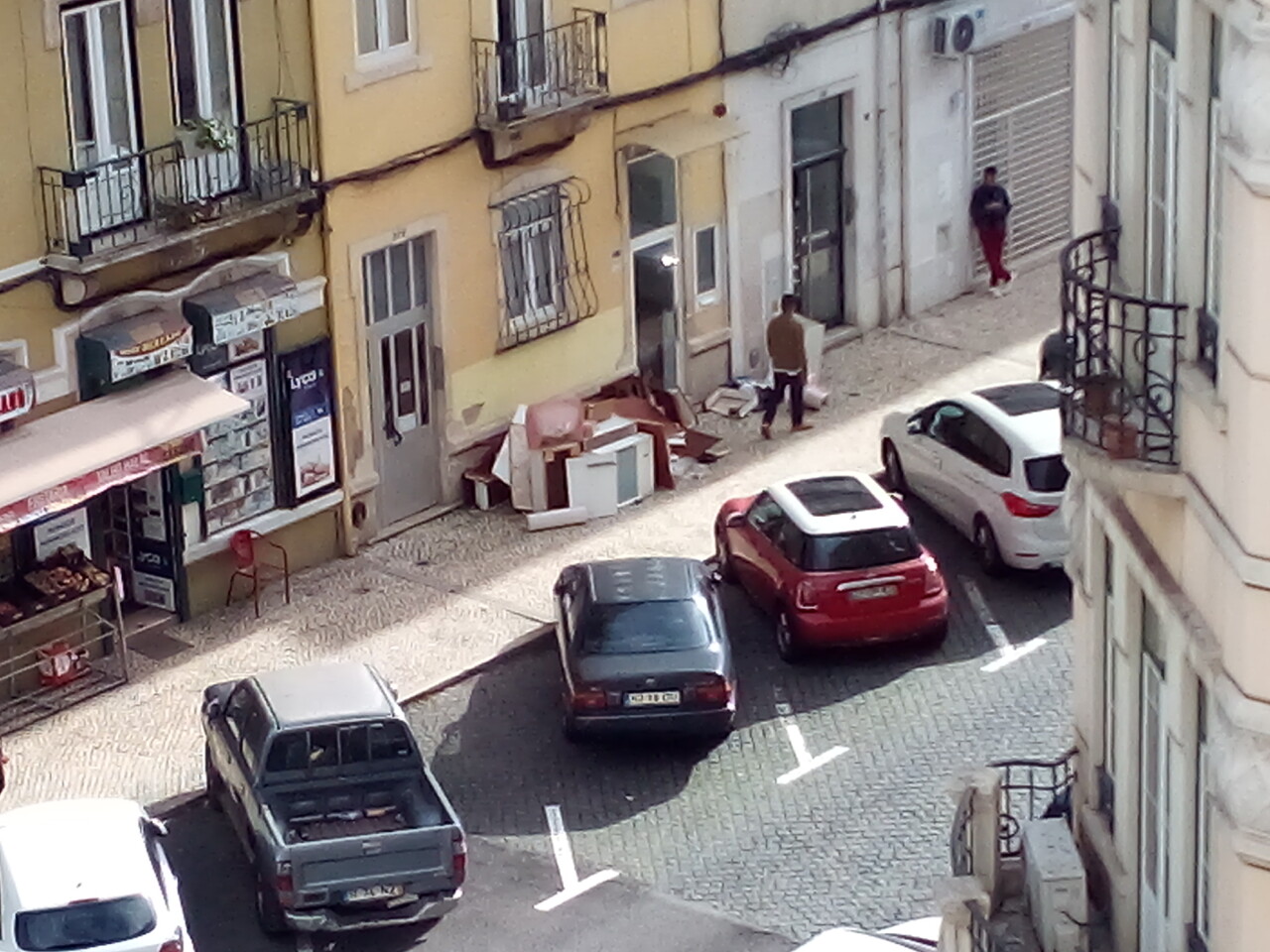 Entulho em 8 de Dezembro de 2025 às 12h44, S. Jorge de Arroios — © MMXXV Entulho em 8 de Dezembro de 2025 às 12h44, S. Jorge de Arroios — © MMXXV