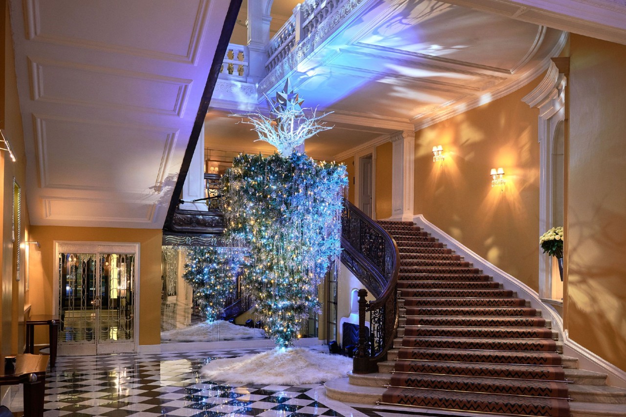 claridges-christmas-tree-2017-by-karl-lagerfeld-la