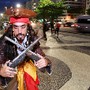 Warlley Costa, morador de Paraty, veste-se de pira