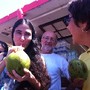 Yoani S&aacute;nchez bebe &aacute;gua de coco em Copacabana - 