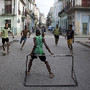 Crianças jogam futebol em Havana, Cuba 