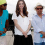 Anne Hathaway ao lado de Carlinhos Brown e Sergio