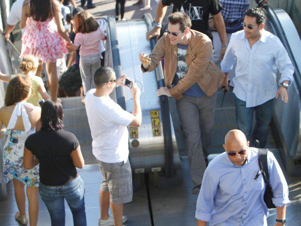 Jim Carrey (de casaco marrom) tira foto de fã que