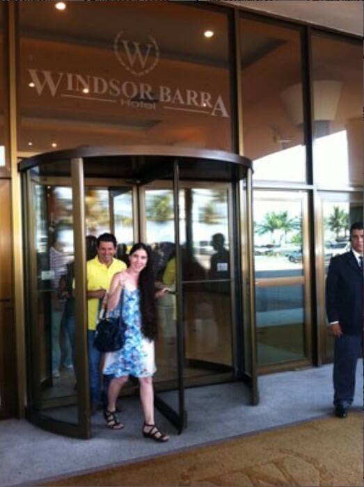 Yoani S&aacute;nchez e Otavio Leite saem do Hotel Windso