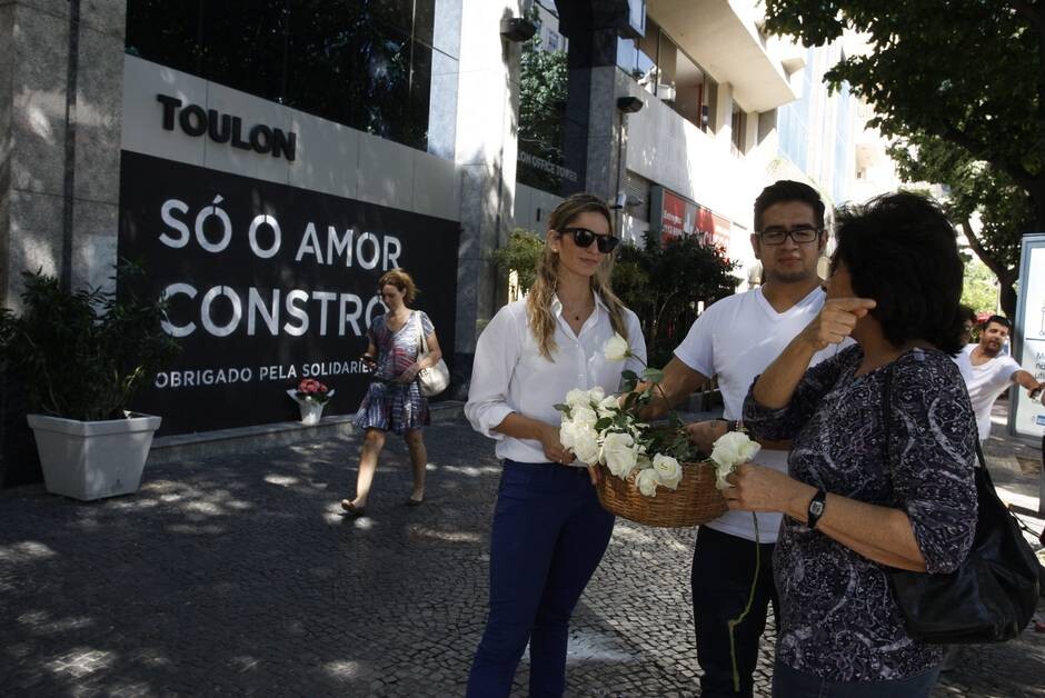 Manifesta&ccedil;&atilde;o - Funcion&aacute;rios de loja depredada d