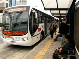 Transporte P&uacute;blico em SP - Ponto de &ocirc;nibus com a