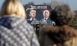 Cartaz Trump e Putin em Danilovgrad, Montenegro