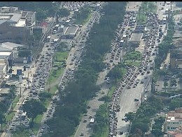 Tr&acirc;nsito deu n&oacute; na Barra da Tijuca, na tarde des