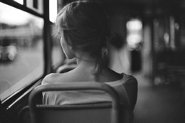 bampw-black-and-white-bus-girl-sad-favim-com-40358