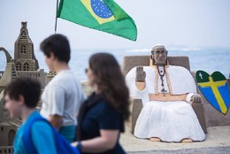 Praia de Copacabana - Boneco do Papa Francisco nas