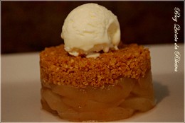 Pera com crumble e gelado